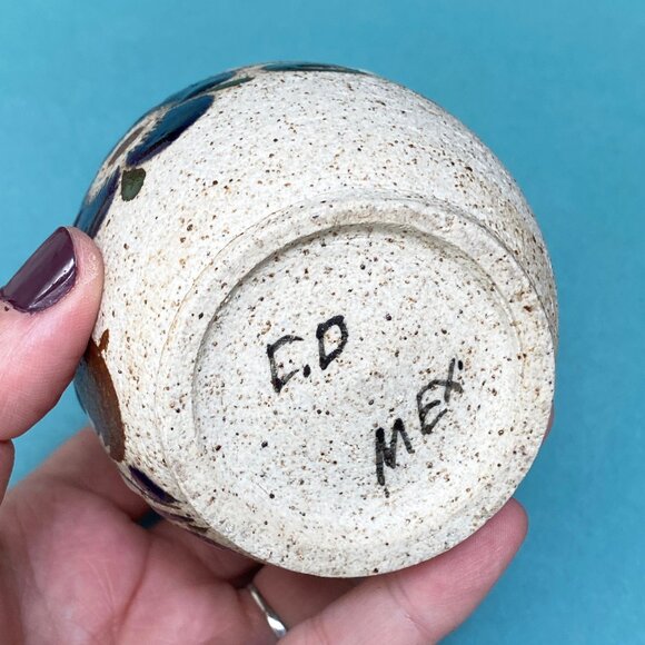 Sweet Little Vintage Mexican Tonala Pottery Vase with Cobalt Blue Flower - Picture 4 of 7